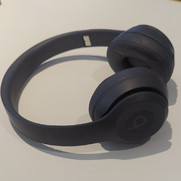 Beats Solo3 Wireless and Wired On-Ear Headphones Like New - Picture 2 of 4